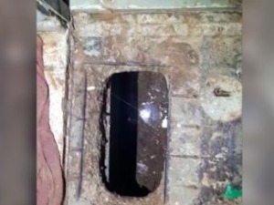 Бекство из израелског затвора, Палестинци прошли кроз отвор испод умиваоника