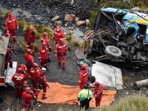 Аутобус се сурвао низ клисуру у Боливији, 21 особа страдала