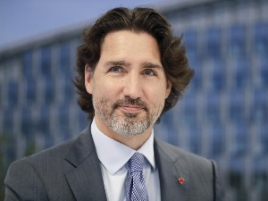 Тридо погођен каменицама током предизборне кампање