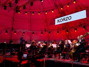 Корзо под ведрим небом отвара недељу извођачке уметности у Новом Саду