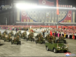 Ноћна војна парада у Северној Кореји – са Кимом, али без ракета