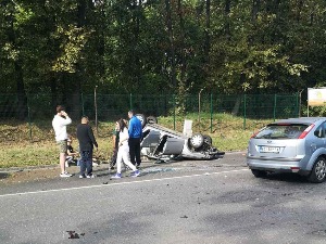 Преврнуо се аутомобил на Кошутњаку, две особе повређене