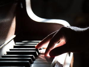 Свеци марширају