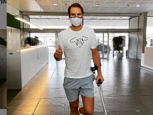 Надал на штакама напустио болницу након третмана на левом стопалу