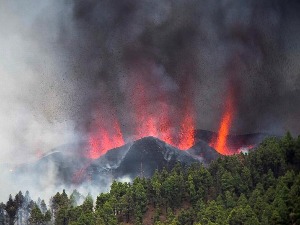 Ерупција вулкана на Канарским острвима, дим и пепео над Ла Палмом