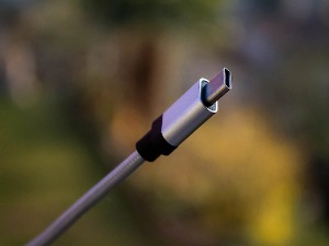 Један пуњач мења све – кроји ли ЕУ судбину “Епла“