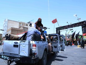 Језив призор на тргу у Херату, талибани обесили тело човека на дизалицу