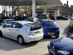 Британци панично купују гориво, пумпама прети несташица