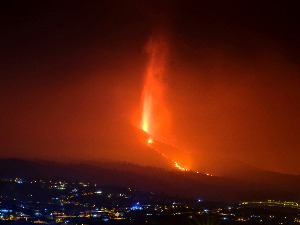 Лава на Ла Палми јури ка Атлантском океану, наређена евакуација због могућих отровних облака