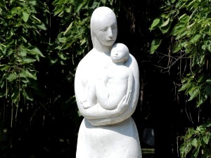 Камен лечи, а скулптуре на отвореном оплемењују нашу душу