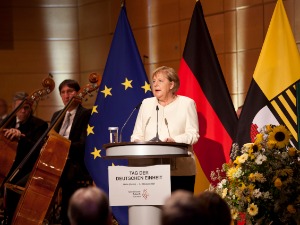 Меркел поручује Немцима да наставе да раде за демократију