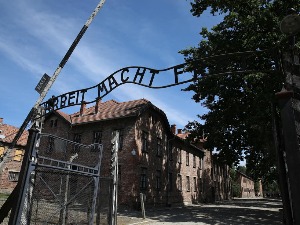 Антисемитски графити на зградама концентрационог логора Аушвиц