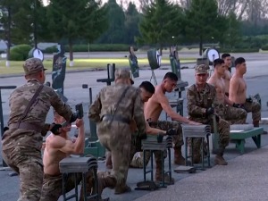 Војна вежба на севернокорејски начин – маљеви, цигле, ланци, ексери и осмех Ким Џонг Уна...