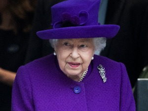 Краљица Елизабета ноћ провела у болници