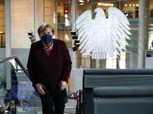 Меркелова разрешена дужности, влада у техничком мандату