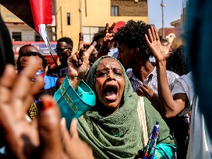 Сузавац и пуцњи на маршу у Картуму, с друге стране Нила убијена три демонстранта