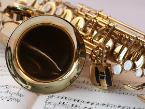 Свеци марширају