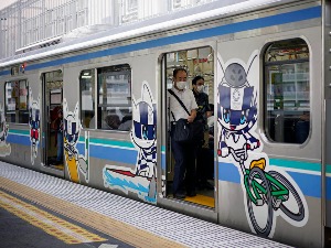 Токио, младић ножем напао путнике воза и запалио седишта