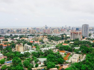 Урушио се солитер од 21 спрата у Нигерији, непознат број људи у рушевинама