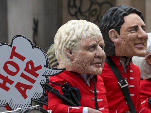 Протести у Глазгову, лажни Џонсон и Тридо свирали гајде