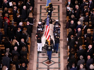 Сахрањен Колин Пауел - десетине званичника на погребу, међу њима Бајден и Обама