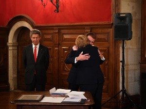 Макрон приредио дирљив опроштајни пријем Ангели Меркел