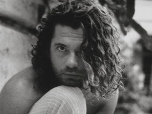 Под велом мистерије: Мајкл Хачинс