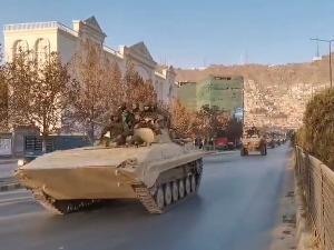 Војна парада у Кабулу, талибани приказују америчко оружје и руске хеликоптере