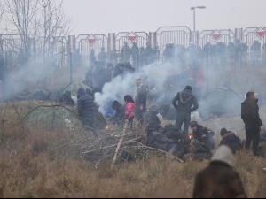 Драматично на граници Пољске и Белорусије – полиција бацила сузавац, мигранти узвратили каменицама