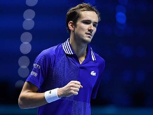 Драматична победа Медведева над Зверевим, Синер донео победу Италији