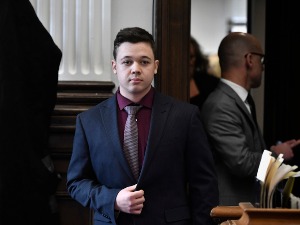 Кајл Ритенхаус ослобођен оптужби за убиства у Кеноши