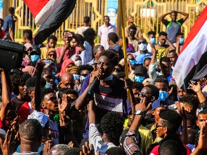Хамдок и генерал ел Бурхан потписали споразум, хиљаде Суданаца на улицама