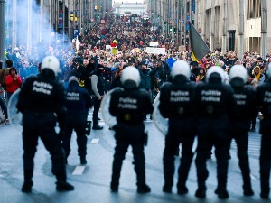 Насилни протести због антиковид мера у Бриселу, полиција користила водене топове и сузавац