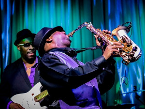 Свеци марширају