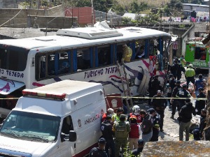 Најмање 19 погинулих у аутобуској несрећи у Мексику