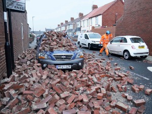 Трећа жртва незапамћене олује која је погодила Велику Британију