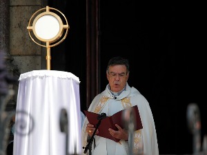 Париски надбискуп поднео оставку због наводне афере са женом