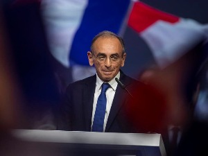 Француска, Ерик Земур нападнут на првом предизборном скупу