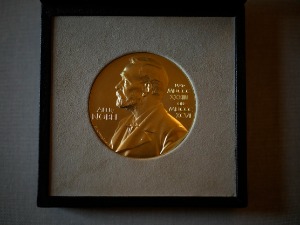 Нобелове награде за књижевност и физику уручене на локалним церемонијама