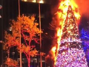 Божићна јелка на Менхетну у пламену, ухапшен осумњичени за подметање пожара
