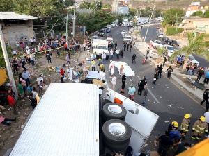 Преврнуо се камион са мигрантима у Мексику, 54 особe погинулe