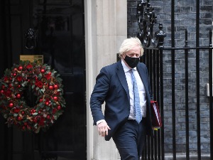 Процуриле информације о ковид журкама у Даунинг стриту, Џонсону се дрма фотеља 