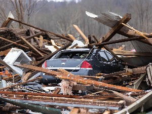 Серија смртоносних торнада у САД – најмање 80 погинулих, Бајден прогласио ванредно стање у Кентакију