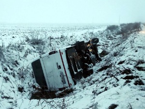 Аутобус са одбојкашицама слетео у јарак код Пећинаца, петоро повређених