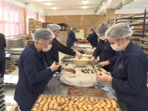 Како фабрика колача из Грчке помаже привредном развоју Трговишта