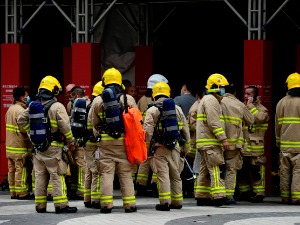 Велики пожар у солитеру у Хонгконгу, евакуисано 1.200 људи