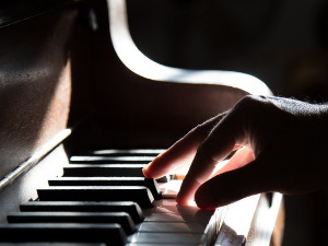 Свеци марширају