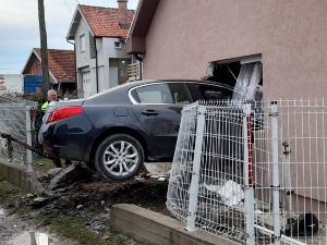 Шабац, пијани возач аутомобилом улетео у кућу