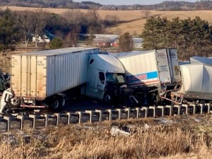 Невоље због поледице у САД, више од 100 возила у ланчаном судару