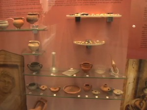 Златни римски и византијски новчићи из четвртог века, изложени у Народном музеју Лесковца 